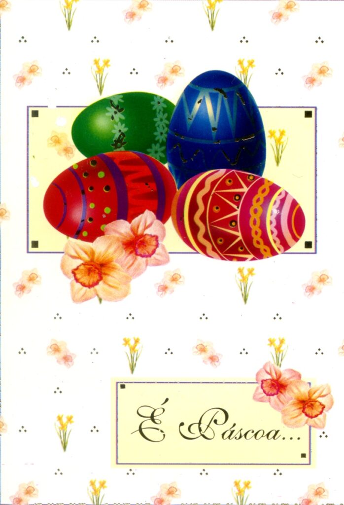 イースター装飾の卵と資料の上に重ねられた医療用エコー写真のプリント